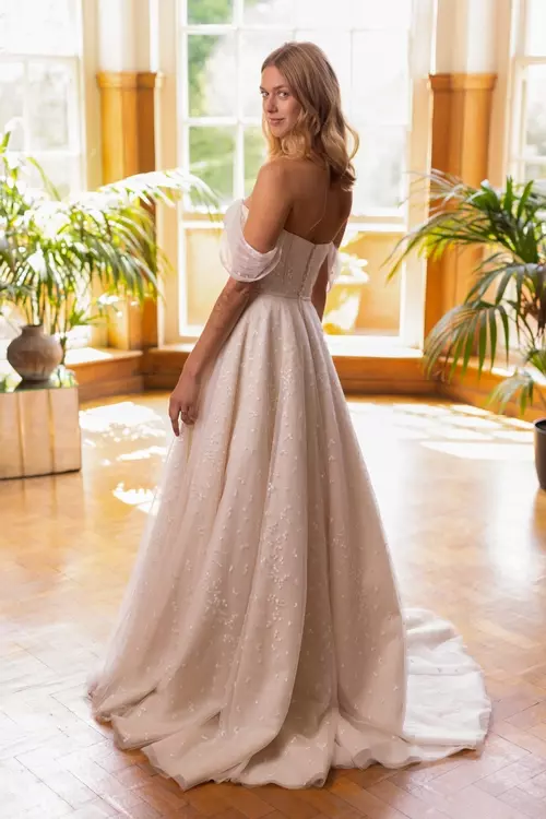 Delilah illusion lace hotsell formal dress